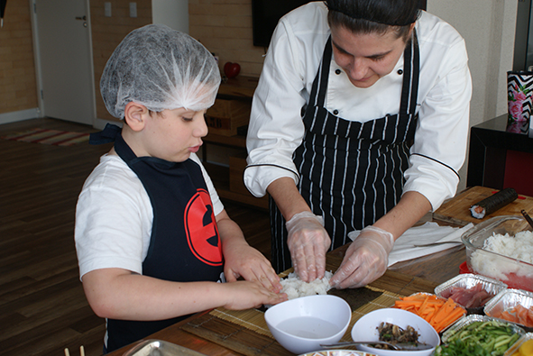 Menino Cozinhando com Chef