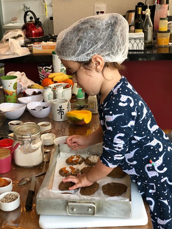 Menina Cozinhando