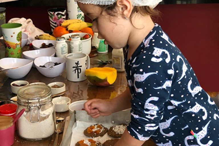 Menina Cozinhando