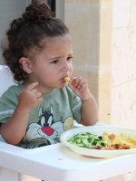criança comendo saudável