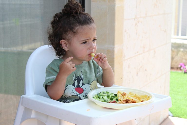 criança comendo saudável